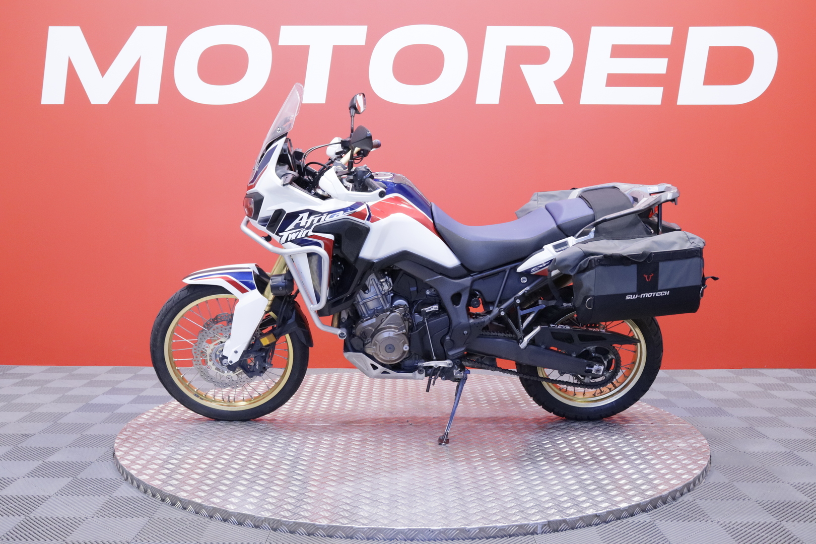 Honda - CRF - 1000L Africa Twin // Akrapovic / Suomi-pyörä / Sivulaukut // - Moottoripyörä