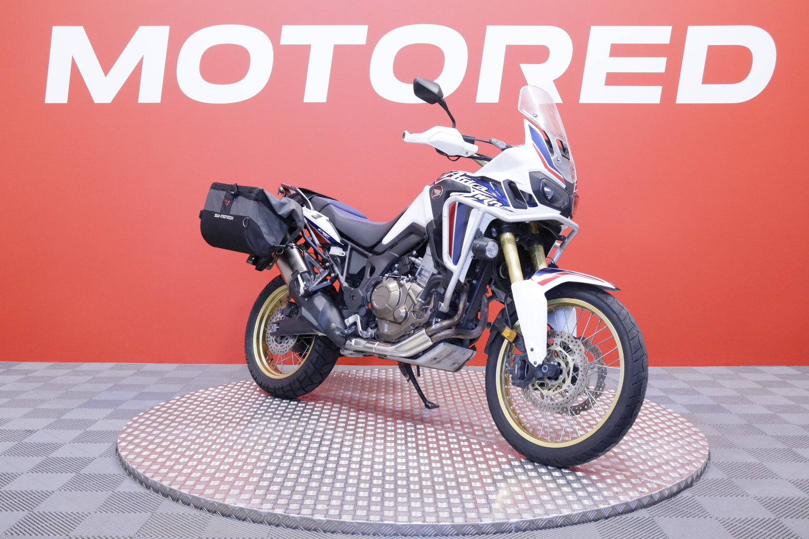 Honda - CRF - 1000L Africa Twin // Akrapovic / Suomi-pyörä / Sivulaukut // - Moottoripyörä