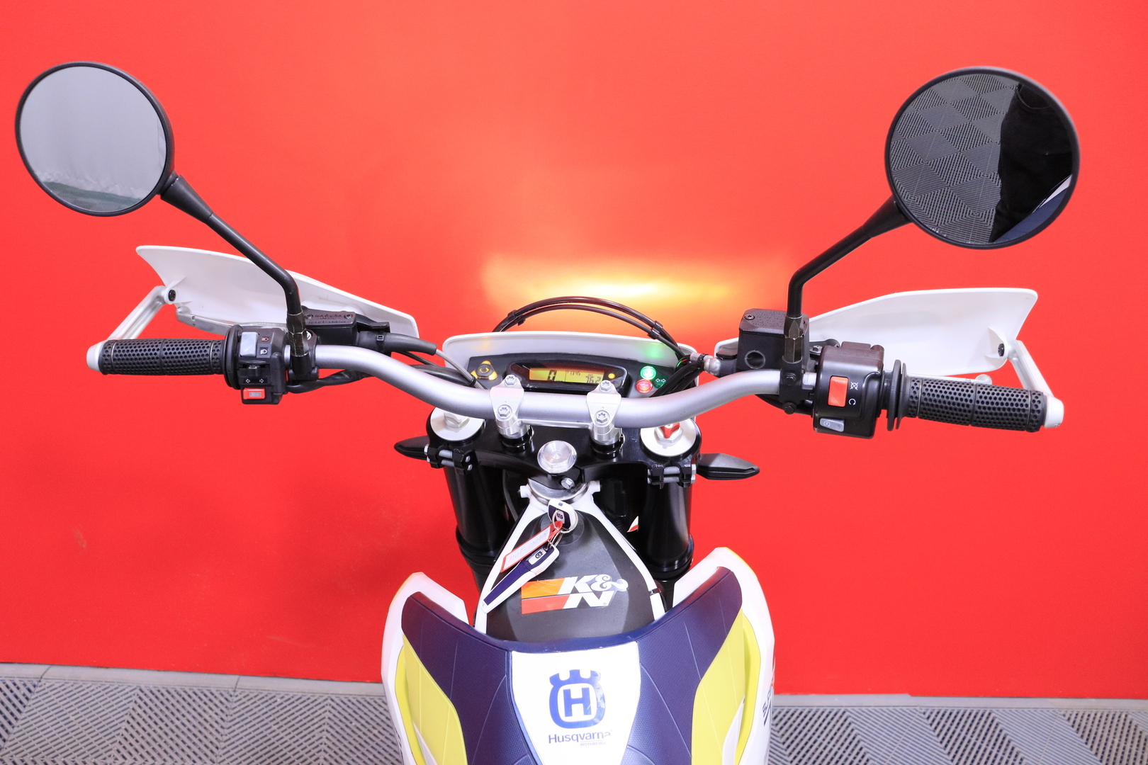 Husqvarna - 701 - Supermoto // Wings / ABS / LED vilkut / kahvasuojat // - Moottoripyörä
