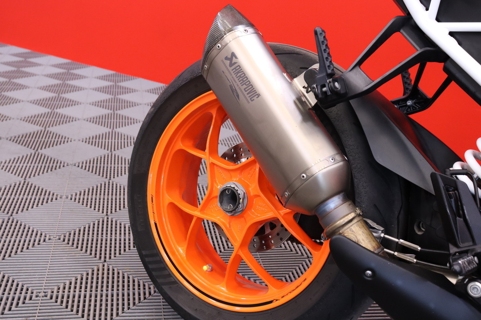 KTM - 1290 - Super Duke R // Suomi-pyörä / Perf. Pack / shifter+ / Akrapovic / Huoltokirja // - Moottoripyörä