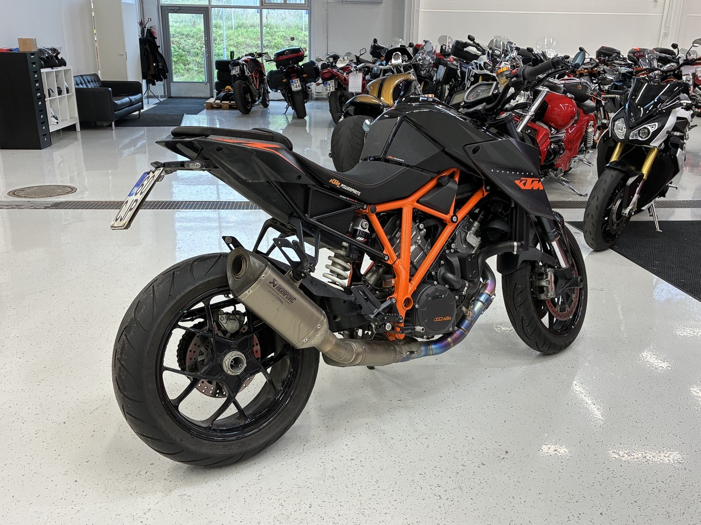 KTM - 1290 - Super Duke R // Juuri saapunut! / Suomi-pyörä / Huoltokirja / Ajomodet / Akrapovic / TC // - Moottoripyörä