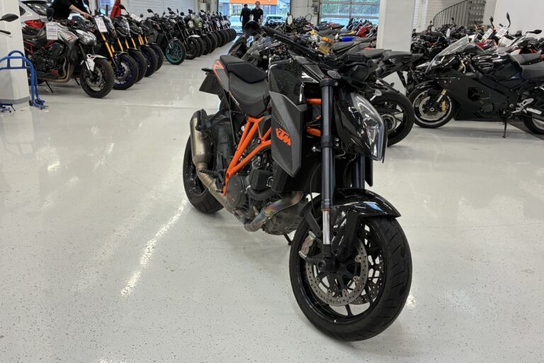 KTM - 1290 - Super Duke R // Juuri saapunut! / Suomi-pyörä / Huoltokirja / Ajomodet / Akrapovic / TC // - Moottoripyörä
