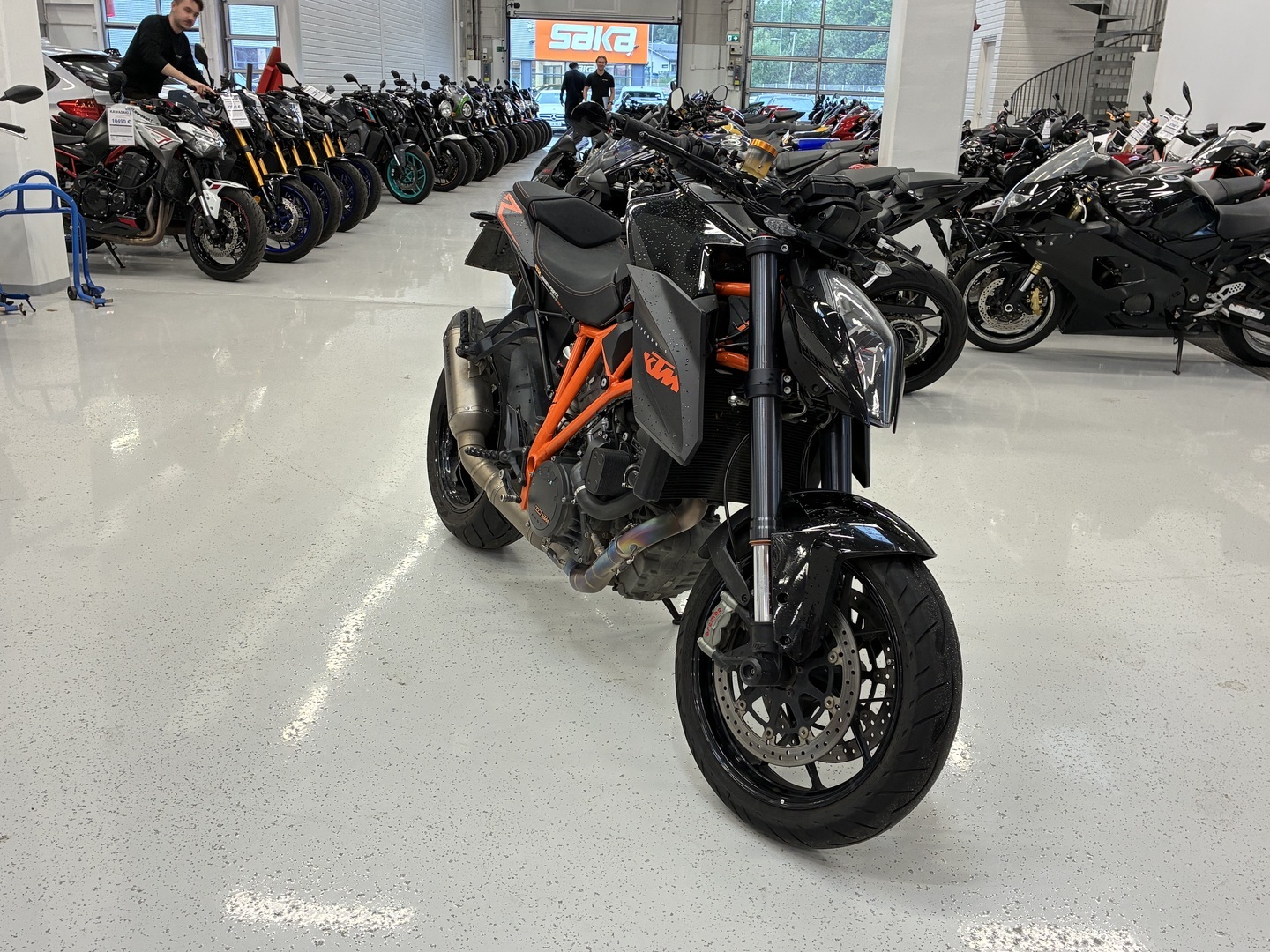 KTM - 1290 - Super Duke R // Juuri saapunut! / Suomi-pyörä / Huoltokirja / Ajomodet / Akrapovic / TC // - Moottoripyörä