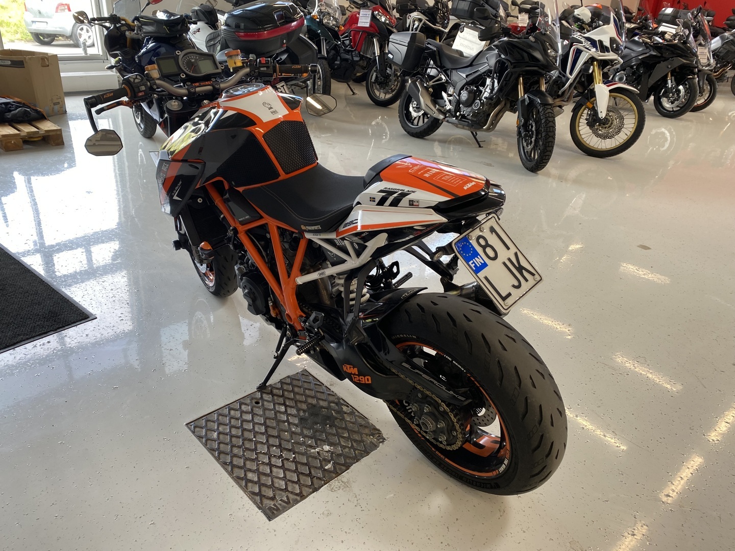 KTM - 1290 - Super Duke R // Juuri saapunut! / Huoltokirja / Arrow / Ajomodet / TC // - Moottoripyörä
