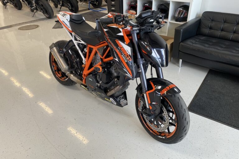 KTM - 1290 - Super Duke R // Juuri saapunut! / Huoltokirja / Arrow / Ajomodet / TC // - Moottoripyörä