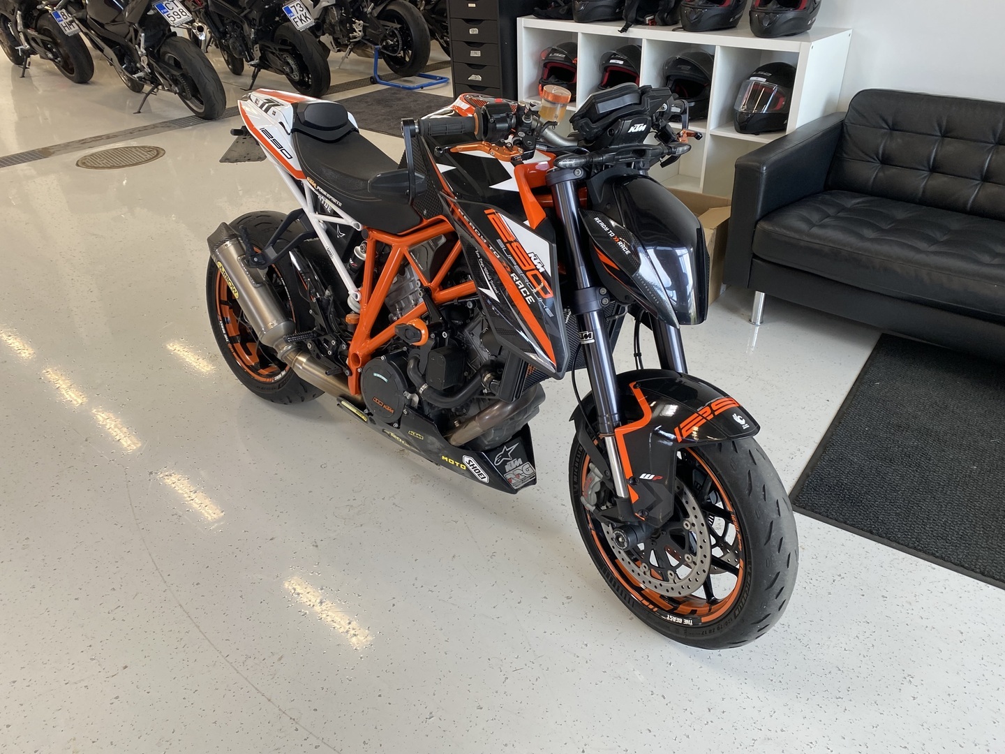 KTM - 1290 - Super Duke R // Juuri saapunut! / Huoltokirja / Arrow / Ajomodet / TC // - Moottoripyörä