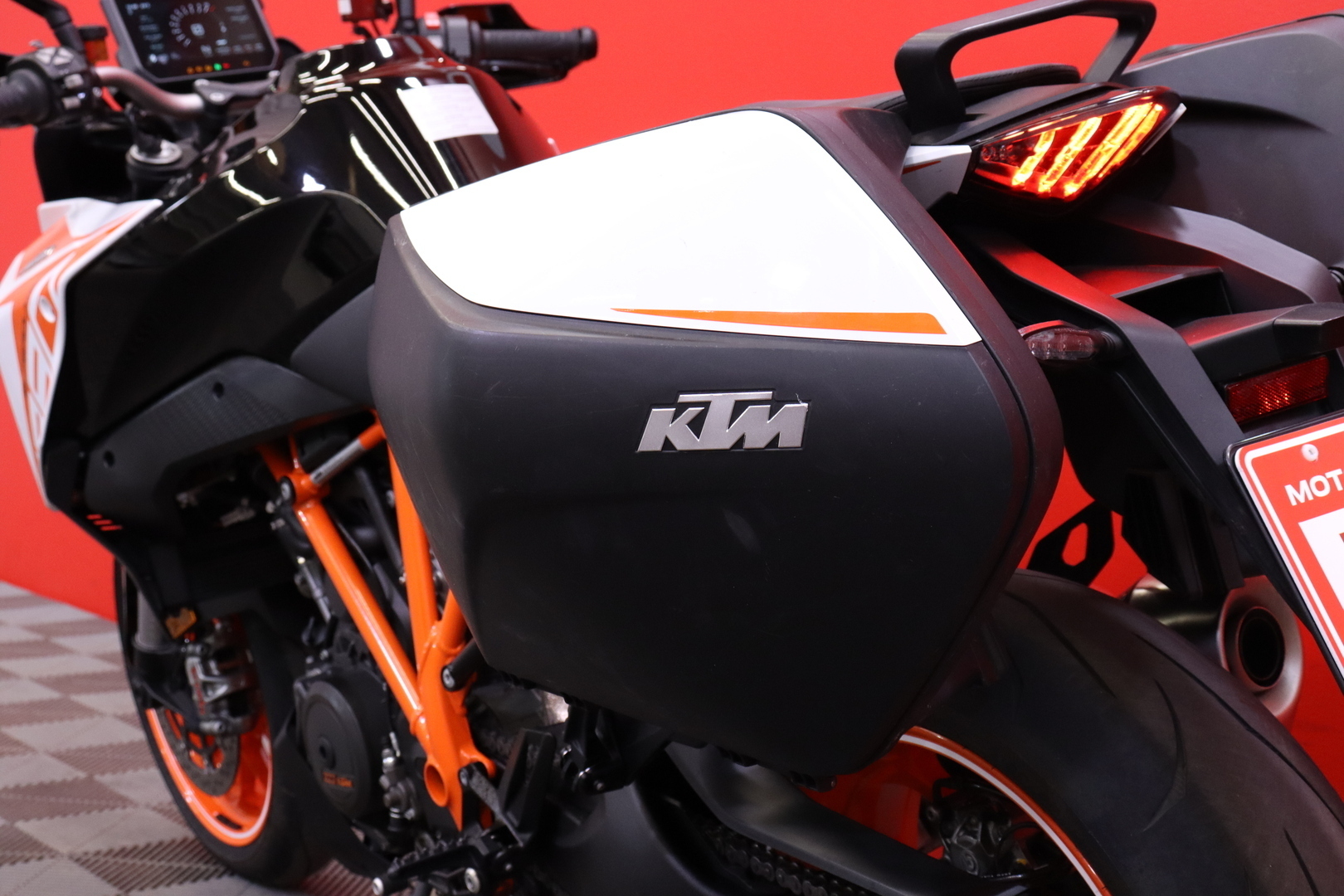 KTM - 1290 - Super Duke GT // MTC / Shifter+ / Sivulaukut / Vakkari / Keyless / Bluetooth / Penkinlämmittimet // - Moottoripyörä