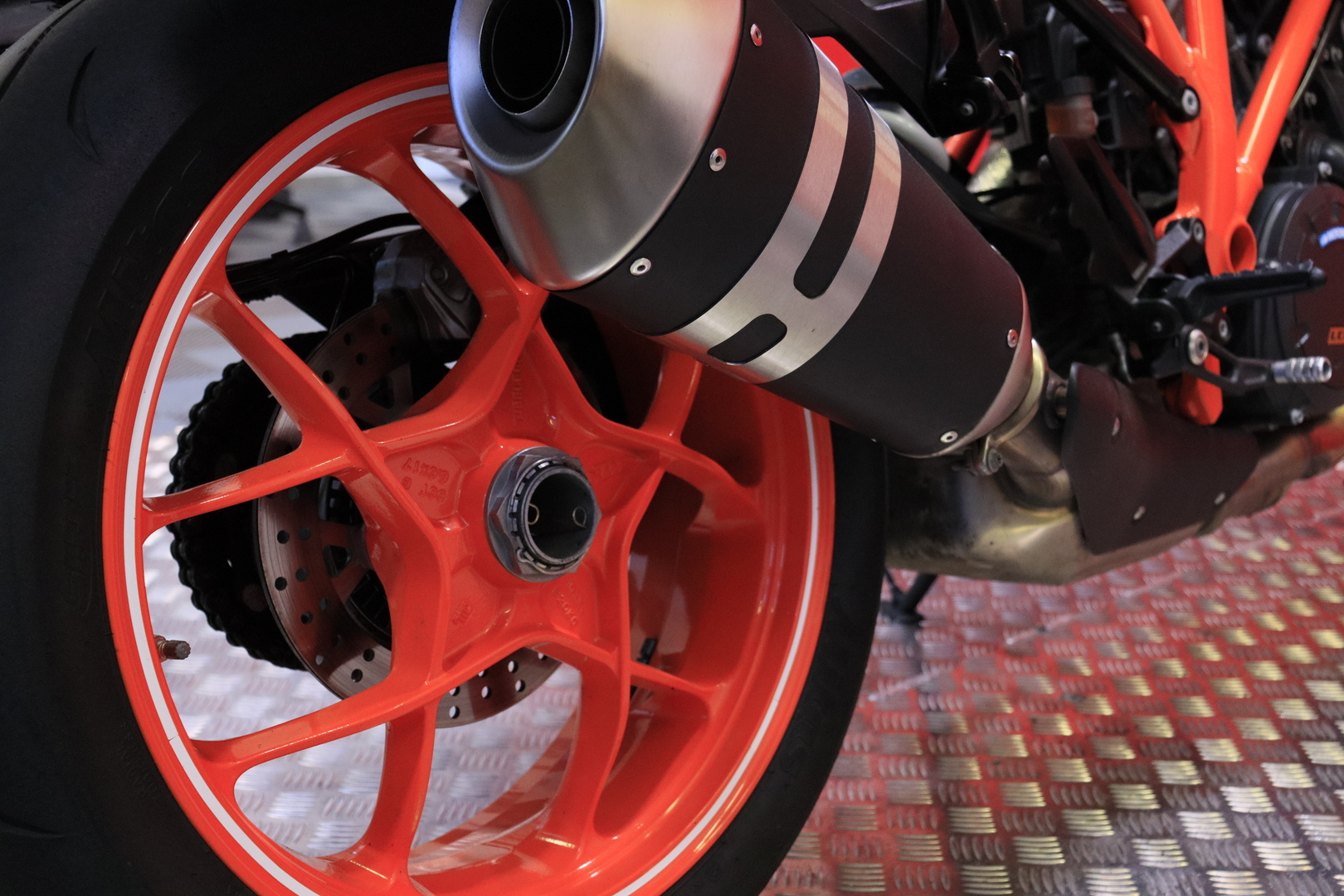 KTM - 1290 - Super Duke GT // MTC / Shifter+ / Sivulaukut / Vakkari / Keyless / Bluetooth / Penkinlämmittimet // - Moottoripyörä