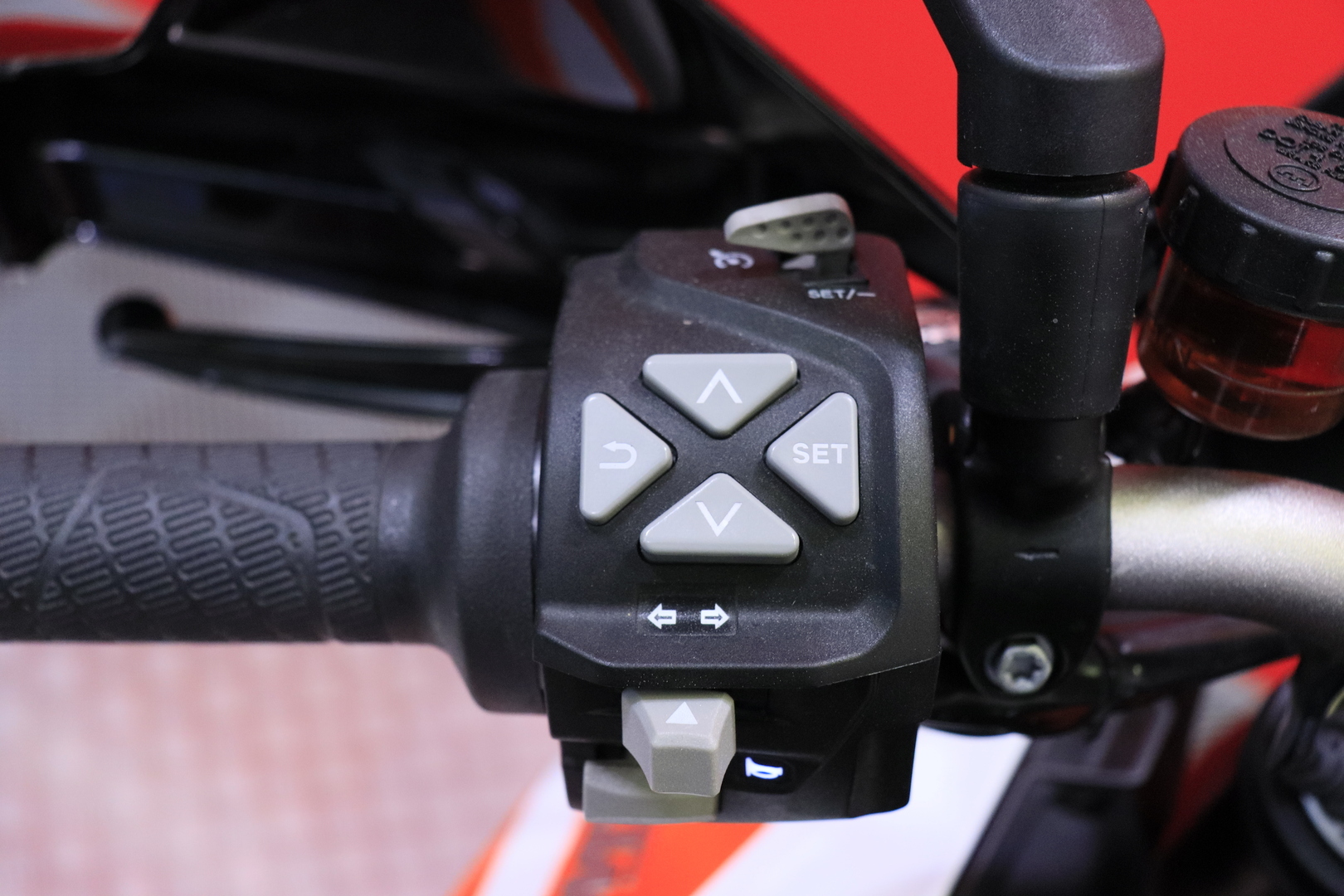 KTM - 1290 - Super Duke GT // MTC / Shifter+ / Sivulaukut / Vakkari / Keyless / Bluetooth / Penkinlämmittimet // - Moottoripyörä