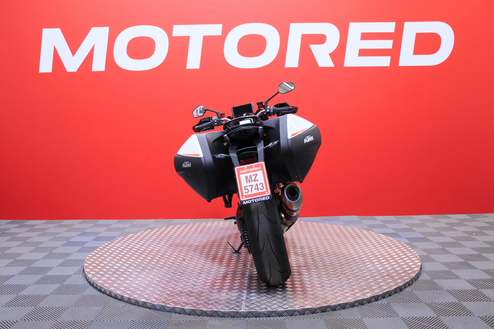 KTM - 1290 - Super Duke GT // MTC / Shifter+ / Sivulaukut / Vakkari / Keyless / Bluetooth / Penkinlämmittimet // - Moottoripyörä