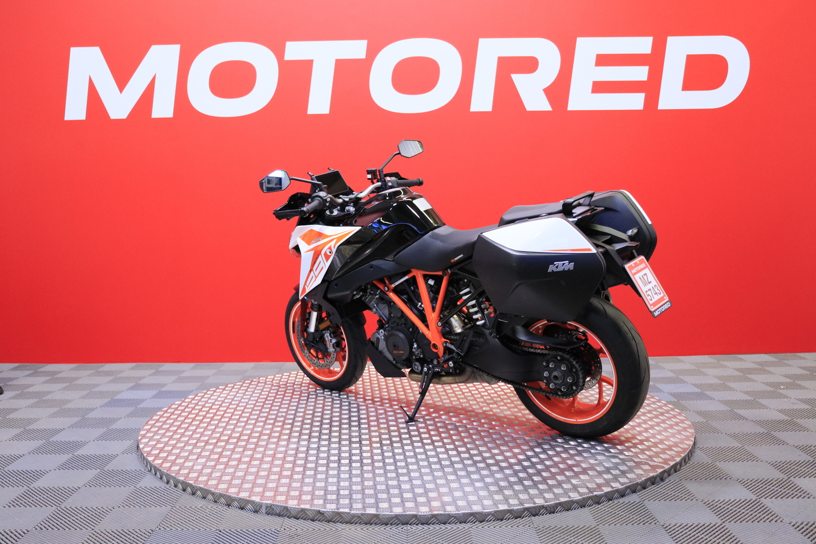 KTM - 1290 - Super Duke GT // MTC / Shifter+ / Sivulaukut / Vakkari / Keyless / Bluetooth / Penkinlämmittimet // - Moottoripyörä