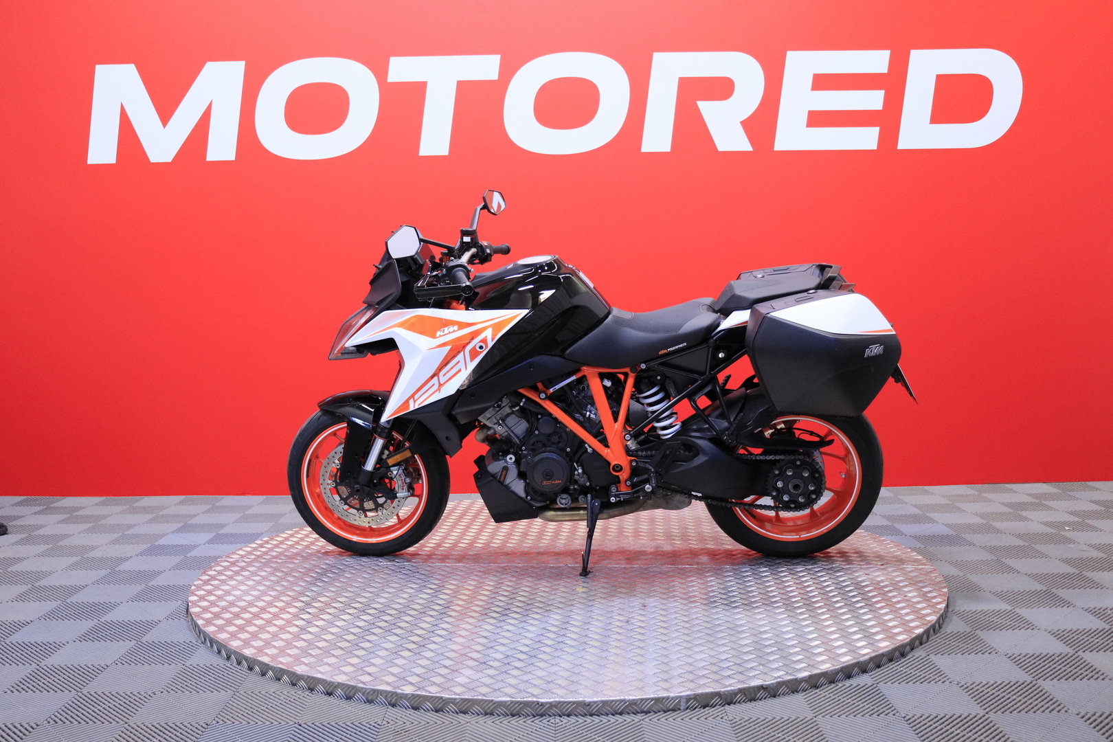 KTM - 1290 - Super Duke GT // MTC / Shifter+ / Sivulaukut / Vakkari / Keyless / Bluetooth / Penkinlämmittimet // - Moottoripyörä