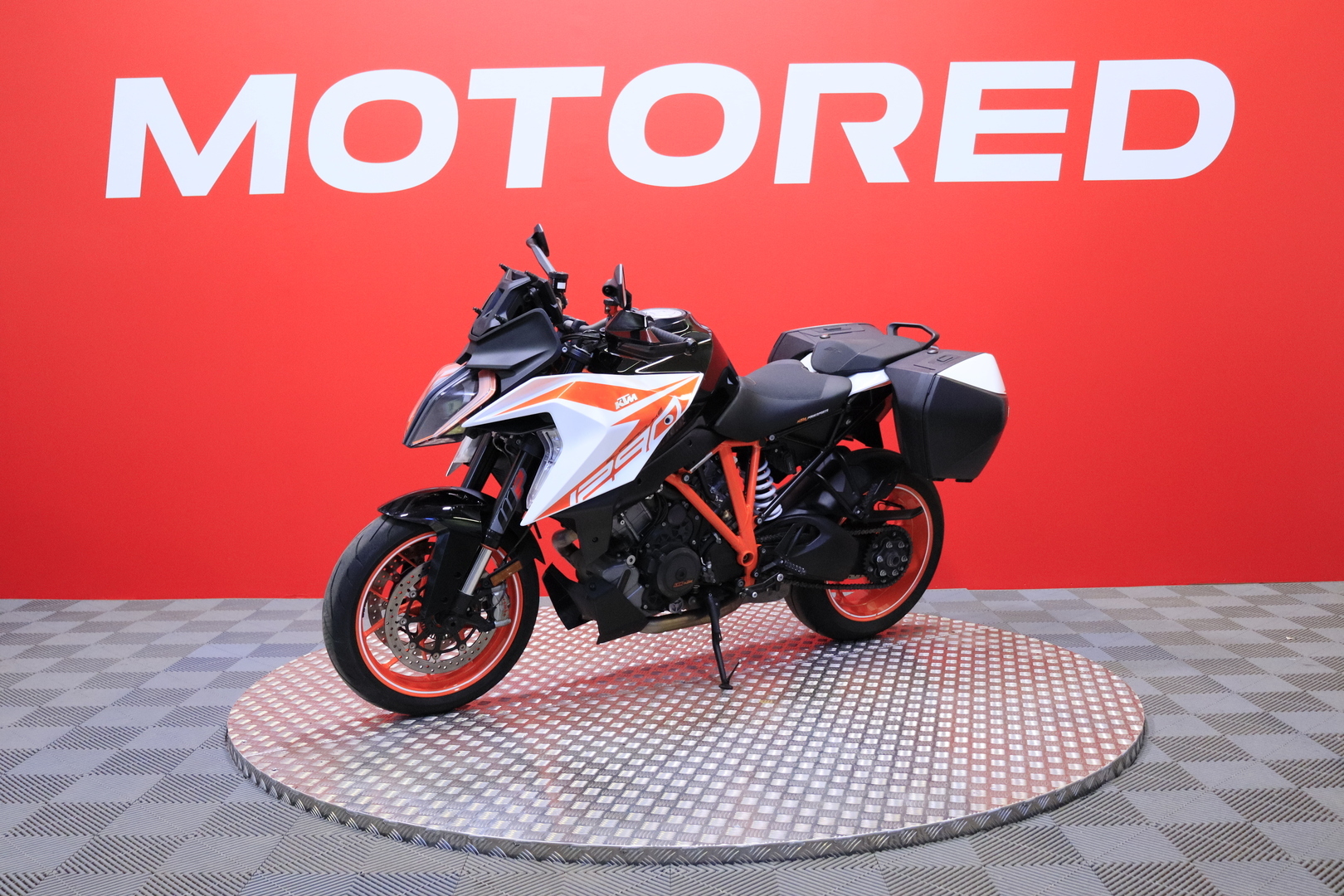 KTM - 1290 - Super Duke GT // MTC / Shifter+ / Sivulaukut / Vakkari / Keyless / Bluetooth / Penkinlämmittimet // - Moottoripyörä
