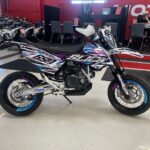 KTM - 690 - SMC // Juuri Saapunut! / Huoltokirja /Wings / Tarrasarja / 2x vanteet / 3x renkaat // - Moottoripyörä