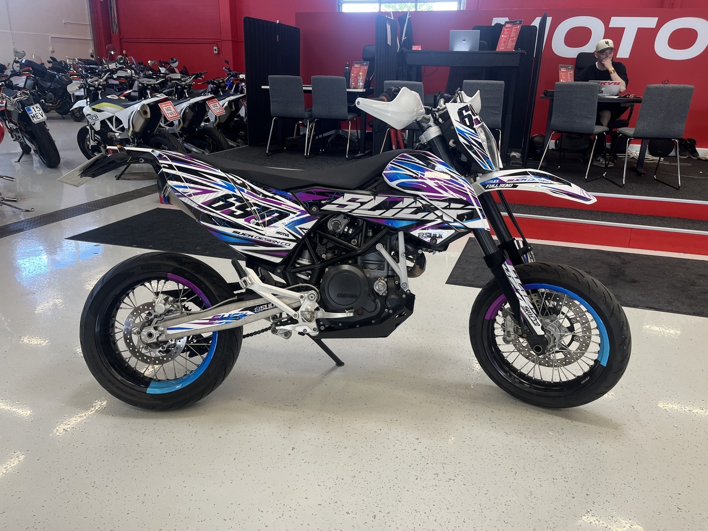 KTM - 690 - SMC // Juuri Saapunut! / Huoltokirja /Wings / Tarrasarja / 2x vanteet / 3x renkaat // - Moottoripyörä