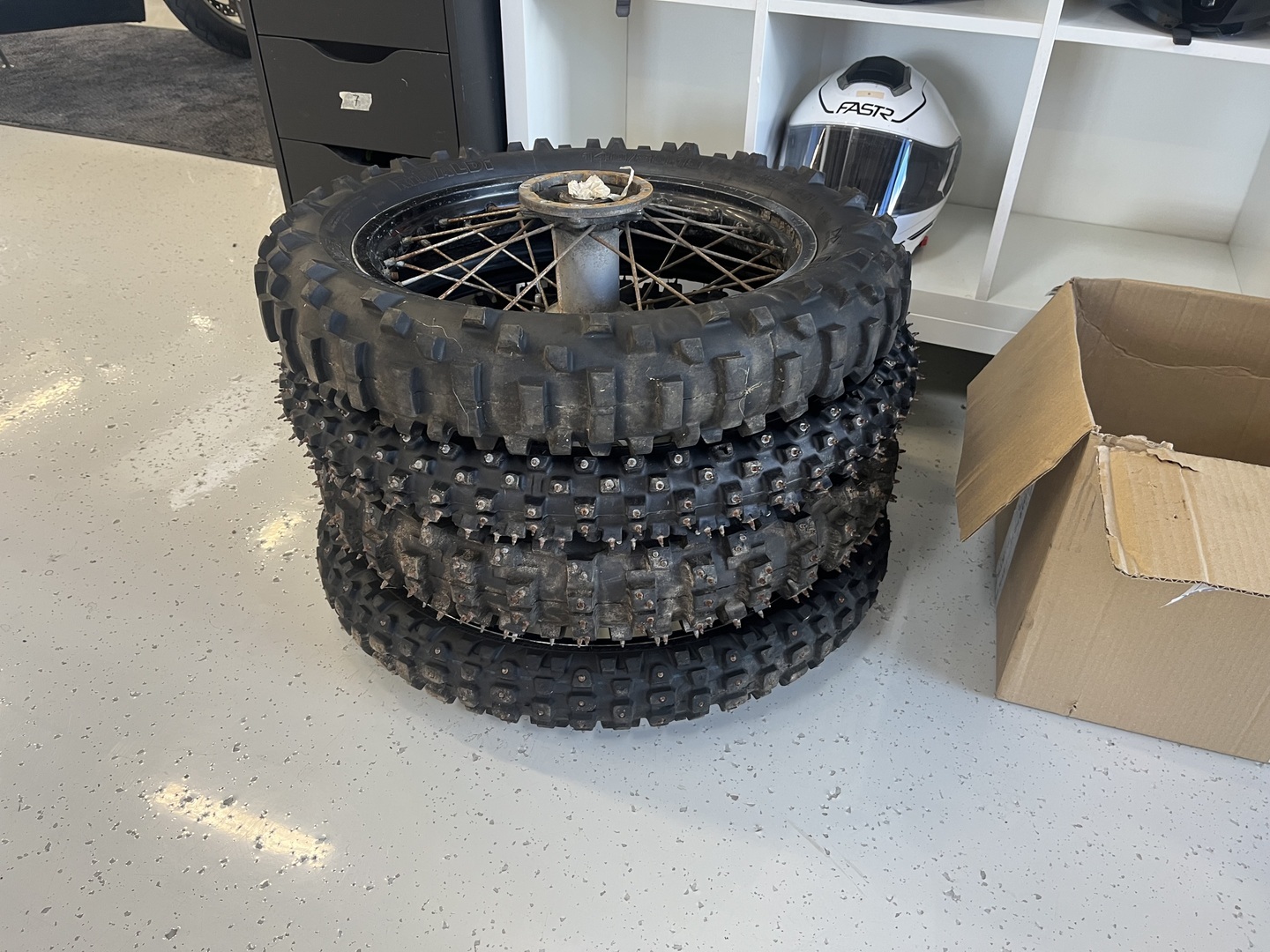 KTM - 690 - SMC // Juuri Saapunut! / Huoltokirja /Wings / Tarrasarja / 2x vanteet / 3x renkaat // - Moottoripyörä