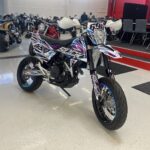 KTM - 690 - SMC // Juuri Saapunut! / Huoltokirja /Wings / Tarrasarja / 2x vanteet / 3x renkaat // - Moottoripyörä