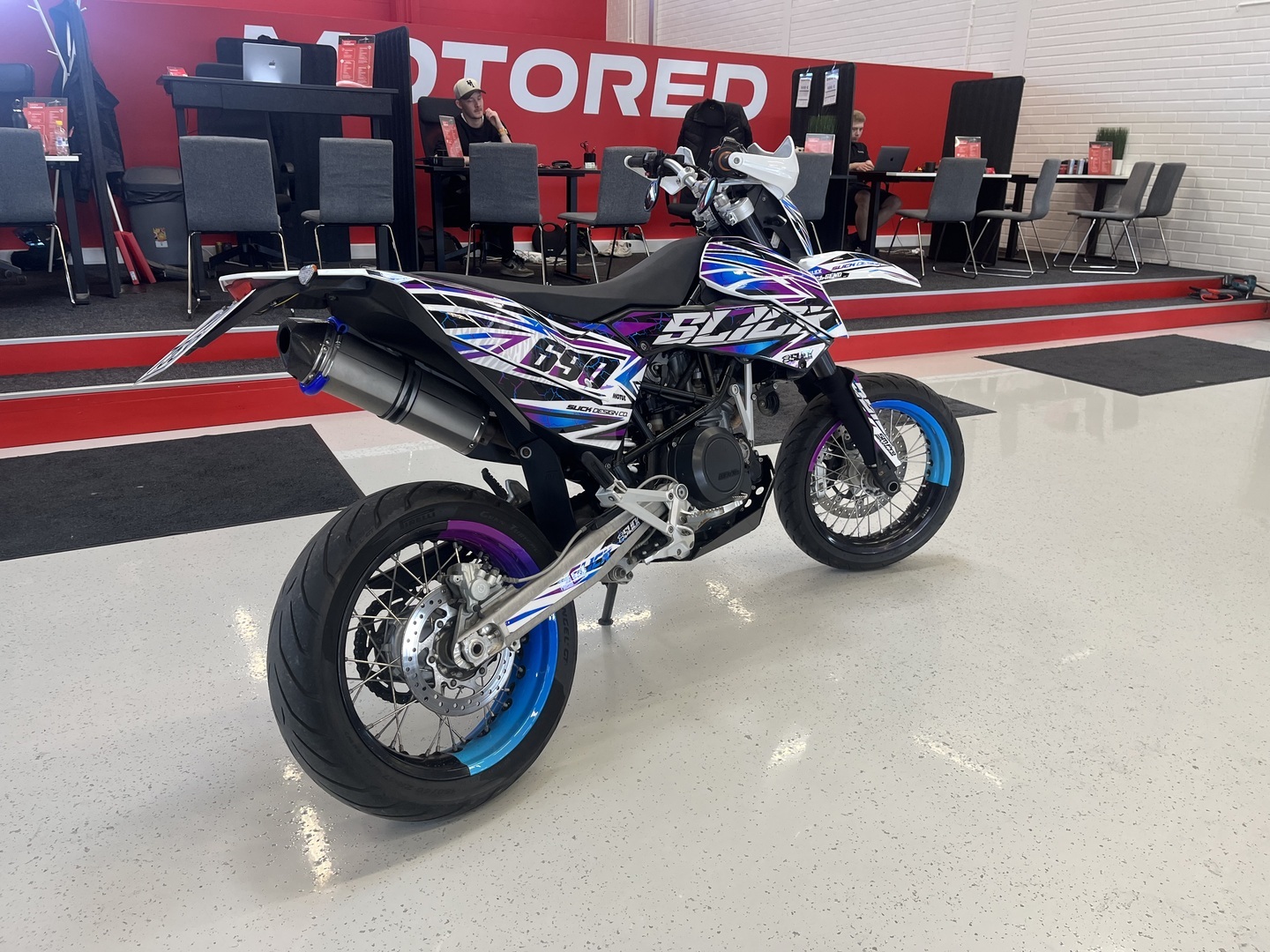 KTM - 690 - SMC // Juuri Saapunut! / Huoltokirja /Wings / Tarrasarja / 2x vanteet / 3x renkaat // - Moottoripyörä