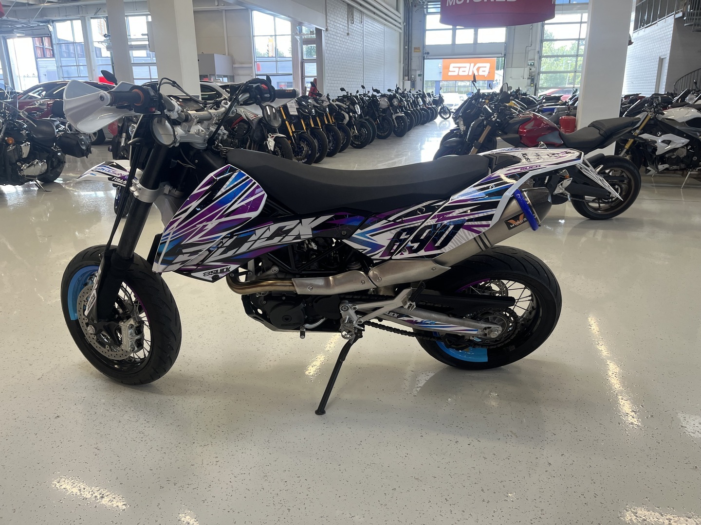 KTM - 690 - SMC // Juuri Saapunut! / Huoltokirja /Wings / Tarrasarja / 2x vanteet / 3x renkaat // - Moottoripyörä