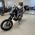 KTM - 690 - SMC // Juuri Saapunut! / Huoltokirja /Wings / Tarrasarja / 2x vanteet / 3x renkaat // - Moottoripyörä