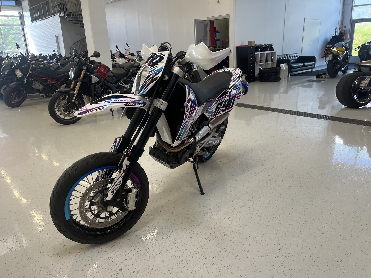 KTM - 690 - SMC // Juuri Saapunut! / Huoltokirja /Wings / Tarrasarja / 2x vanteet / 3x renkaat // - Moottoripyörä