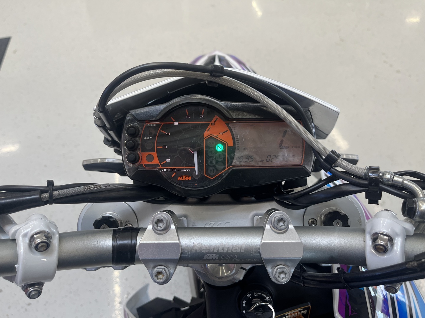 KTM - 690 - SMC // Juuri Saapunut! / Huoltokirja /Wings / Tarrasarja / 2x vanteet / 3x renkaat // - Moottoripyörä