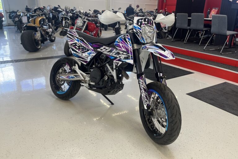 KTM - 690 - SMC // Juuri Saapunut! / Huoltokirja /Wings / Tarrasarja / 2x vanteet / 3x renkaat // - Moottoripyörä