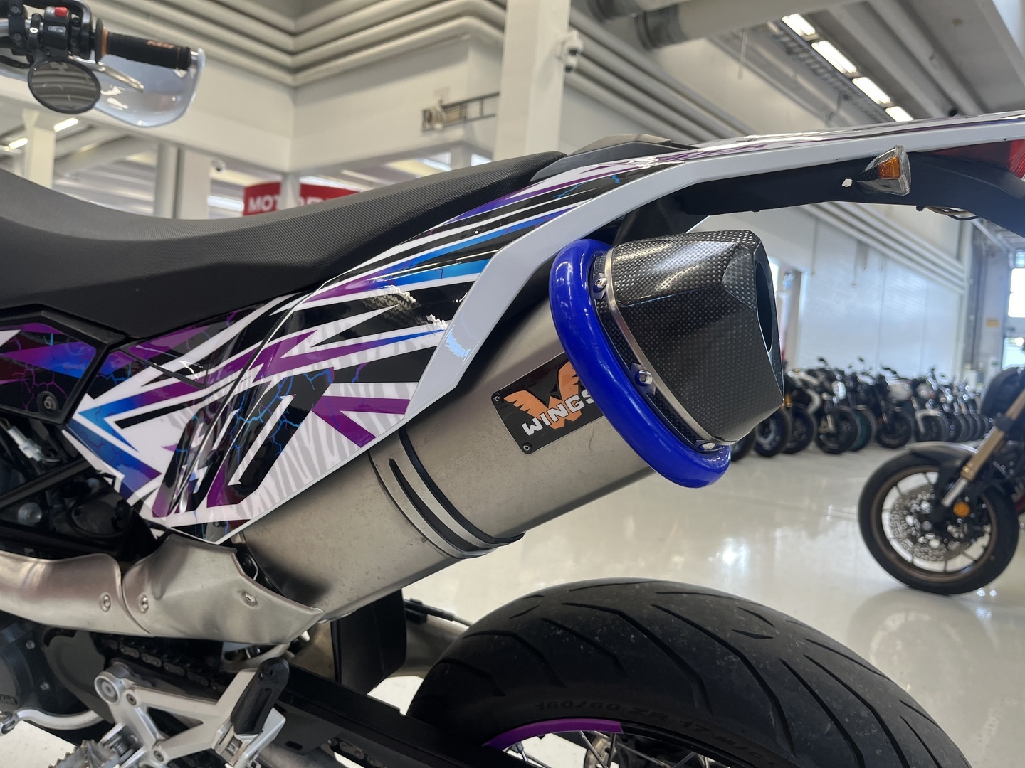 KTM - 690 - SMC // Juuri Saapunut! / Huoltokirja /Wings / Tarrasarja / 2x vanteet / 3x renkaat // - Moottoripyörä