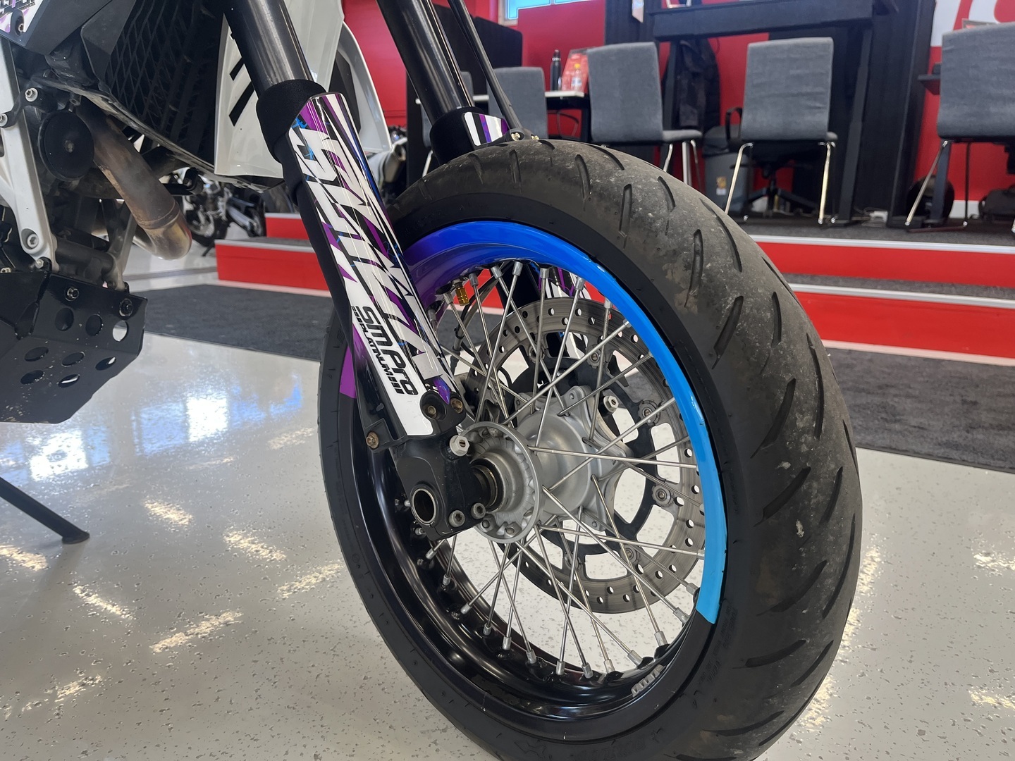 KTM - 690 - SMC // Juuri Saapunut! / Huoltokirja /Wings / Tarrasarja / 2x vanteet / 3x renkaat // - Moottoripyörä