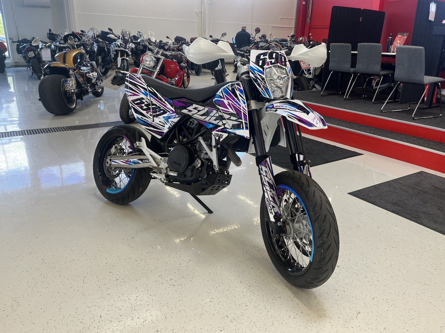 KTM - 690 - SMC // Juuri Saapunut! / Huoltokirja /Wings / Tarrasarja / 2x vanteet / 3x renkaat // - Moottoripyörä