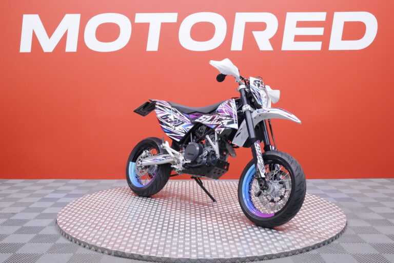 KTM - 690 - SMC // Huoltokirja / Wings / Tarrasarja / 2x vanteet / 3x renkaat // - Moottoripyörä