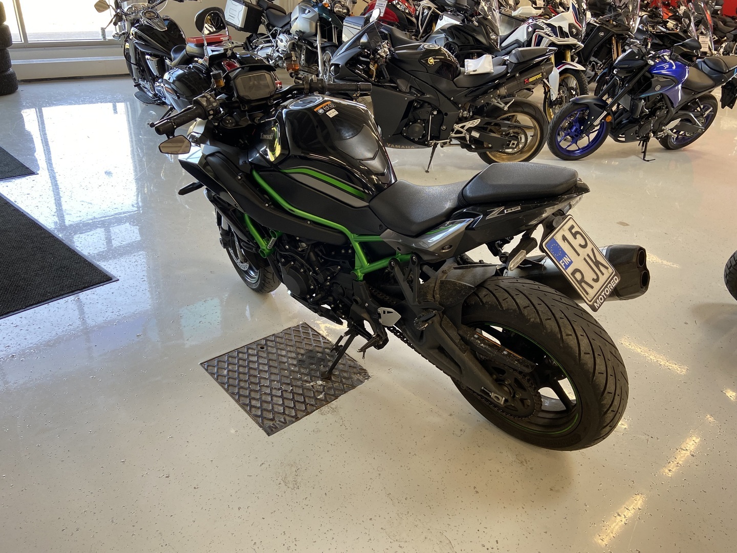 Kawasaki - Z - H2 // Huoltokirja / Shifter / Vakkari / Ajomodet / Tangonpääpeilit // - Moottoripyörä