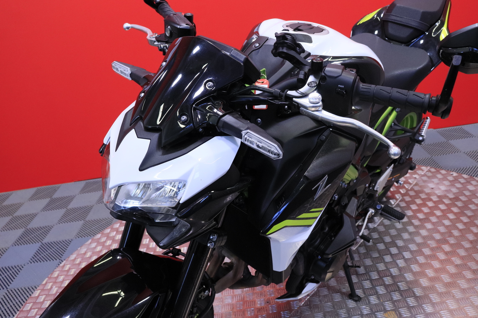 Kawasaki - Z - 900 // Suomi-pyörä / Akrapovic // - Moottoripyörä