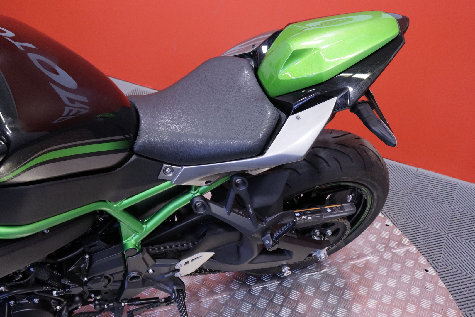 Kawasaki - Z - H2 // 1. om Suomipyörä / Huoltokirja / Putkisto // - Moottoripyörä