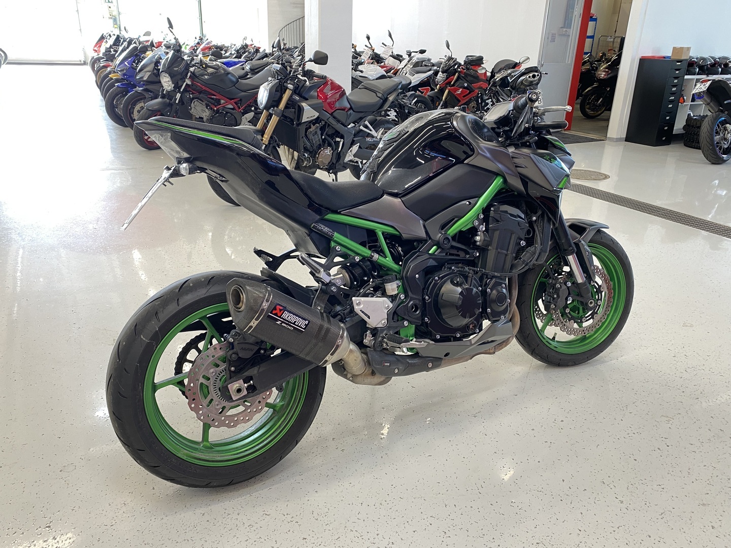 Kawasaki - Z - 900 // Juuri saapunut! / 1. om Suomipyörä / Akrapovic / Huoltokirja // - Moottoripyörä
