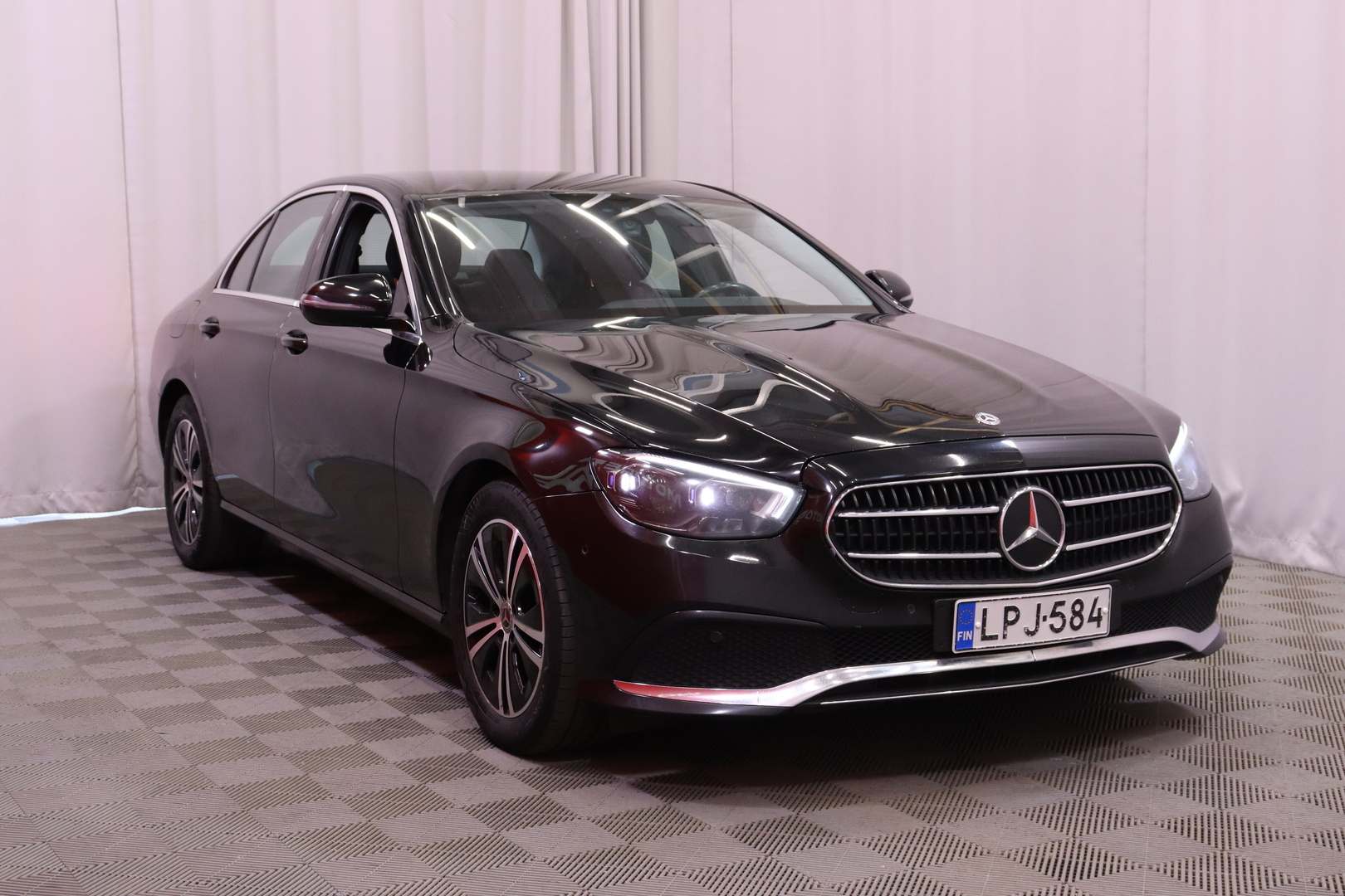 Mercedes-Benz - E - 220 d 4MATIC Sedan // SUOMI-auto / Widescreen / Multibeam / Blis / Kamera // - Sedan
