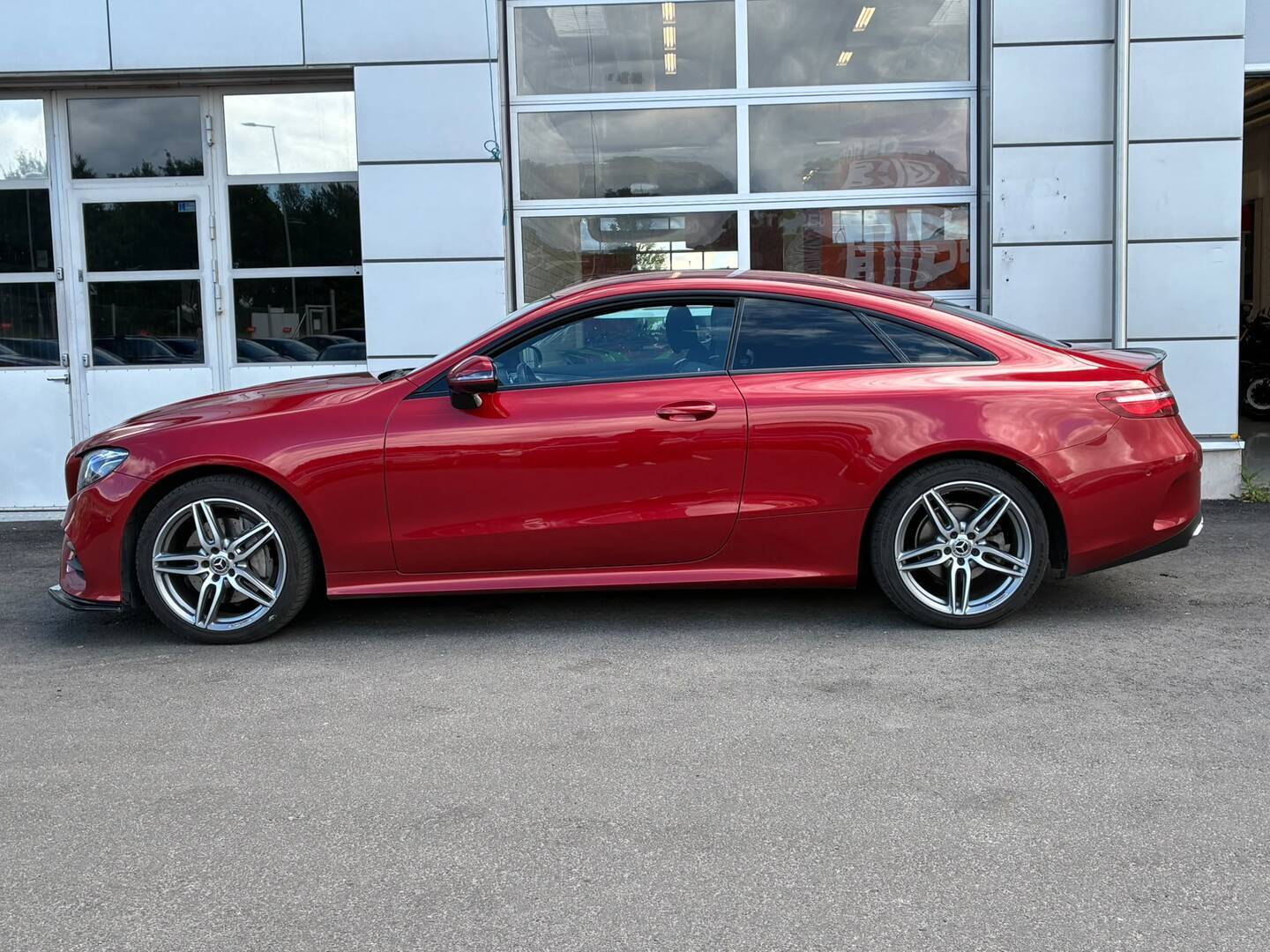 Mercedes-Benz - E - 220 d 4Matic A Coupé Business AMG // Multibeam / SUOMI-auto / Kamera / Hyacinth Red // - Coupe