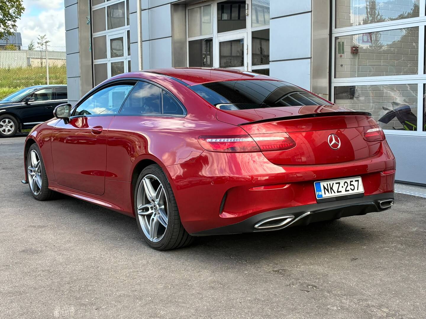 Mercedes-Benz - E - 220 d 4Matic A Coupé Business AMG // Multibeam / SUOMI-auto / Kamera / Hyacinth Red // - Coupe