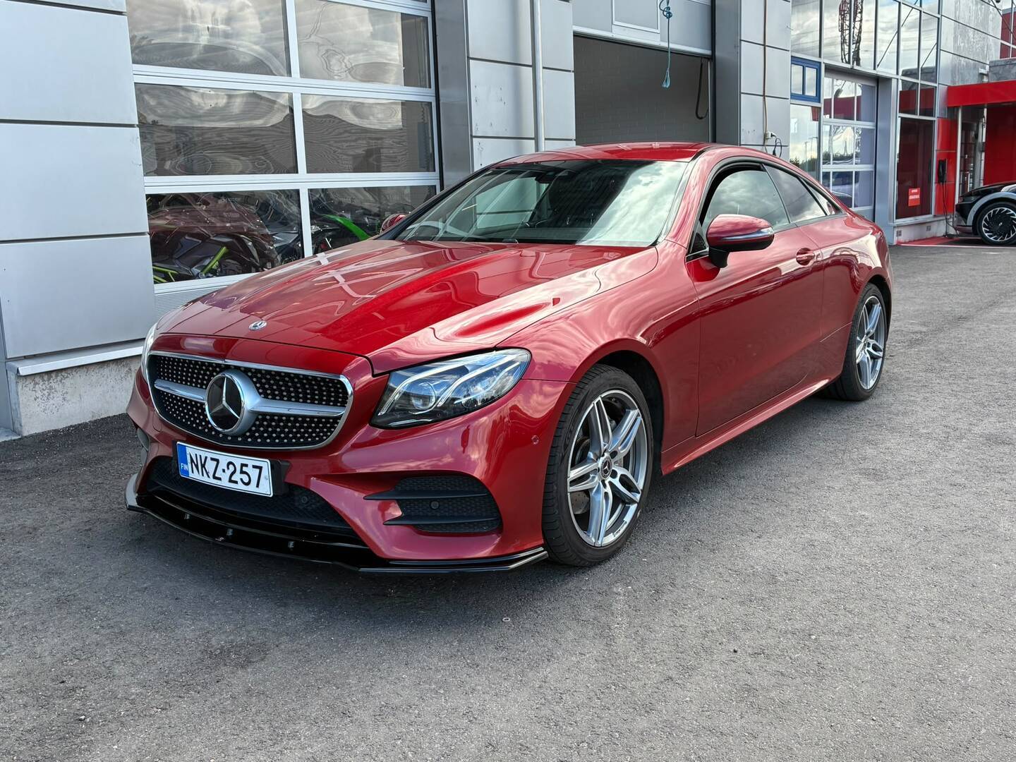 Mercedes-Benz - E - 220 d 4Matic A Coupé Business AMG // Multibeam / SUOMI-auto / Kamera / Hyacinth Red // - Coupe