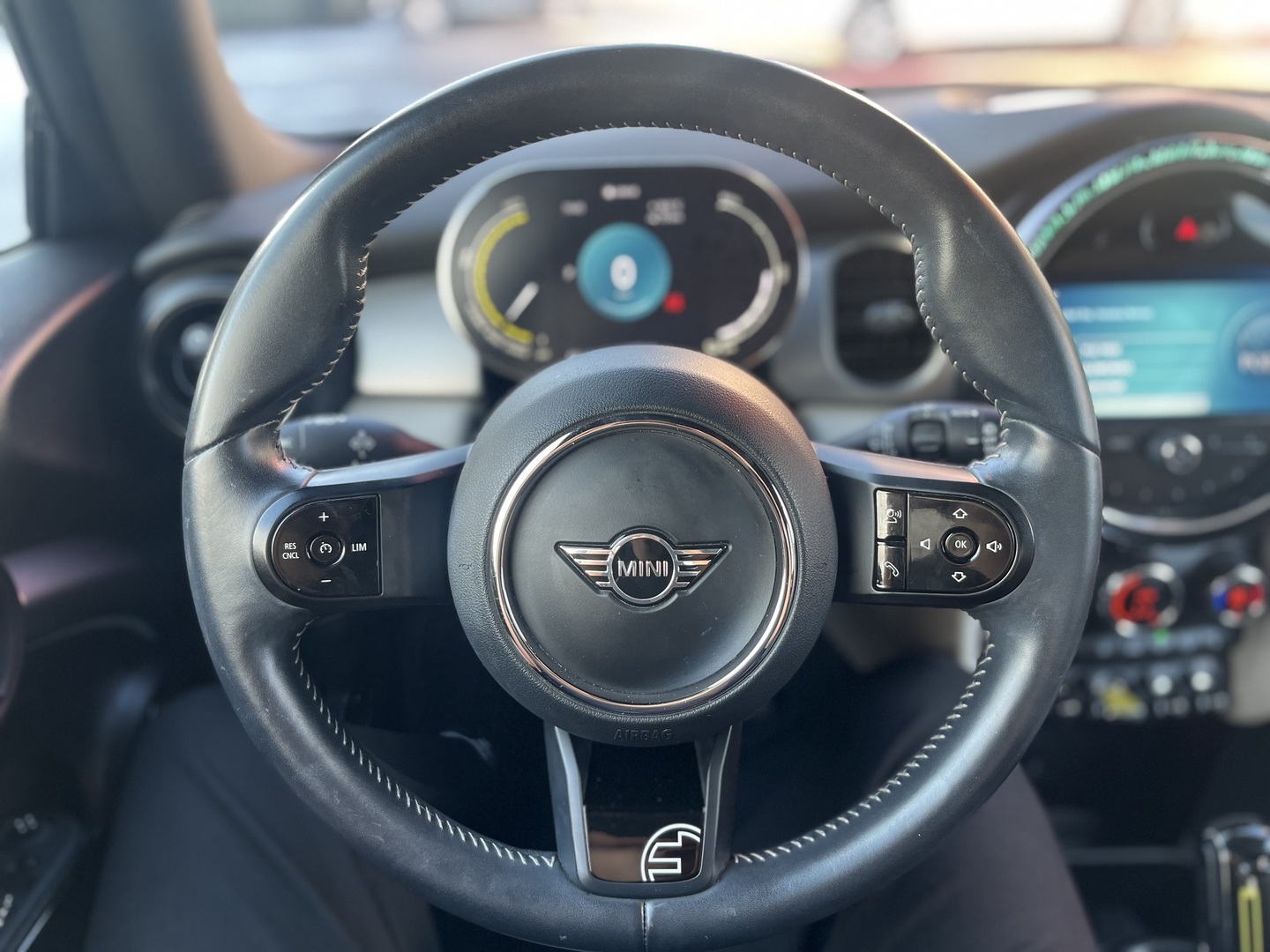 Mini - Cooper SE - Sporttipenkit / Adaptiiviset LED-ajovalot / Multitone-katto / Comfort-paketti / 2x renkaat - Viistoperä