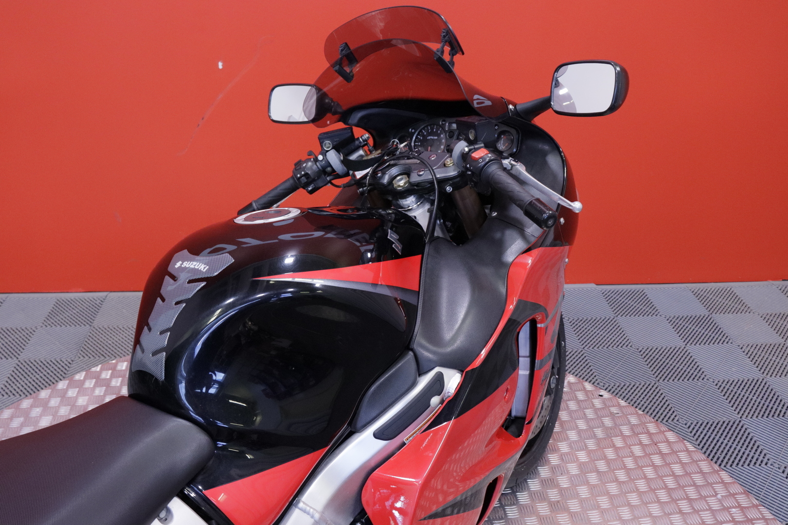 Suzuki - GSX - 1300 R // Juuri saapunut! / Huoltokirja / Suomi-pyörä / Takalaukku // - Moottoripyörä