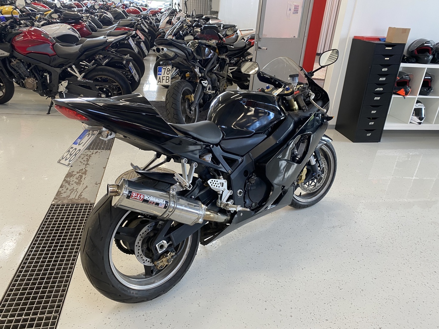 Suzuki - GSX-R - 750 // Juuri saapunut! / Huoltokirja / Suomi-pyörä / Yoshimura // - Moottoripyörä