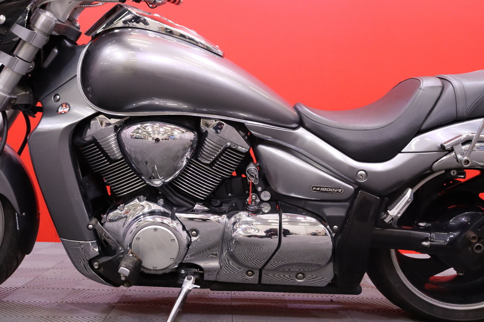 Suzuki - INTRUDER - M1800R // Suomi-Pyörä / Custom Sliparit / Sissybar // - Moottoripyörä