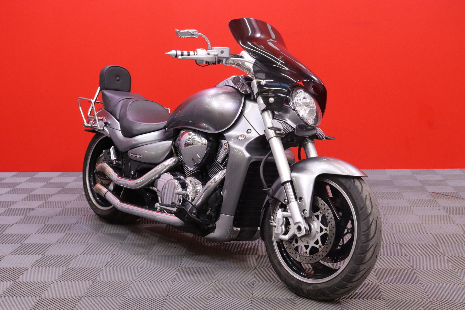 Suzuki - INTRUDER - M1800R // Suomi-Pyörä / Custom Sliparit / Sissybar // - Moottoripyörä