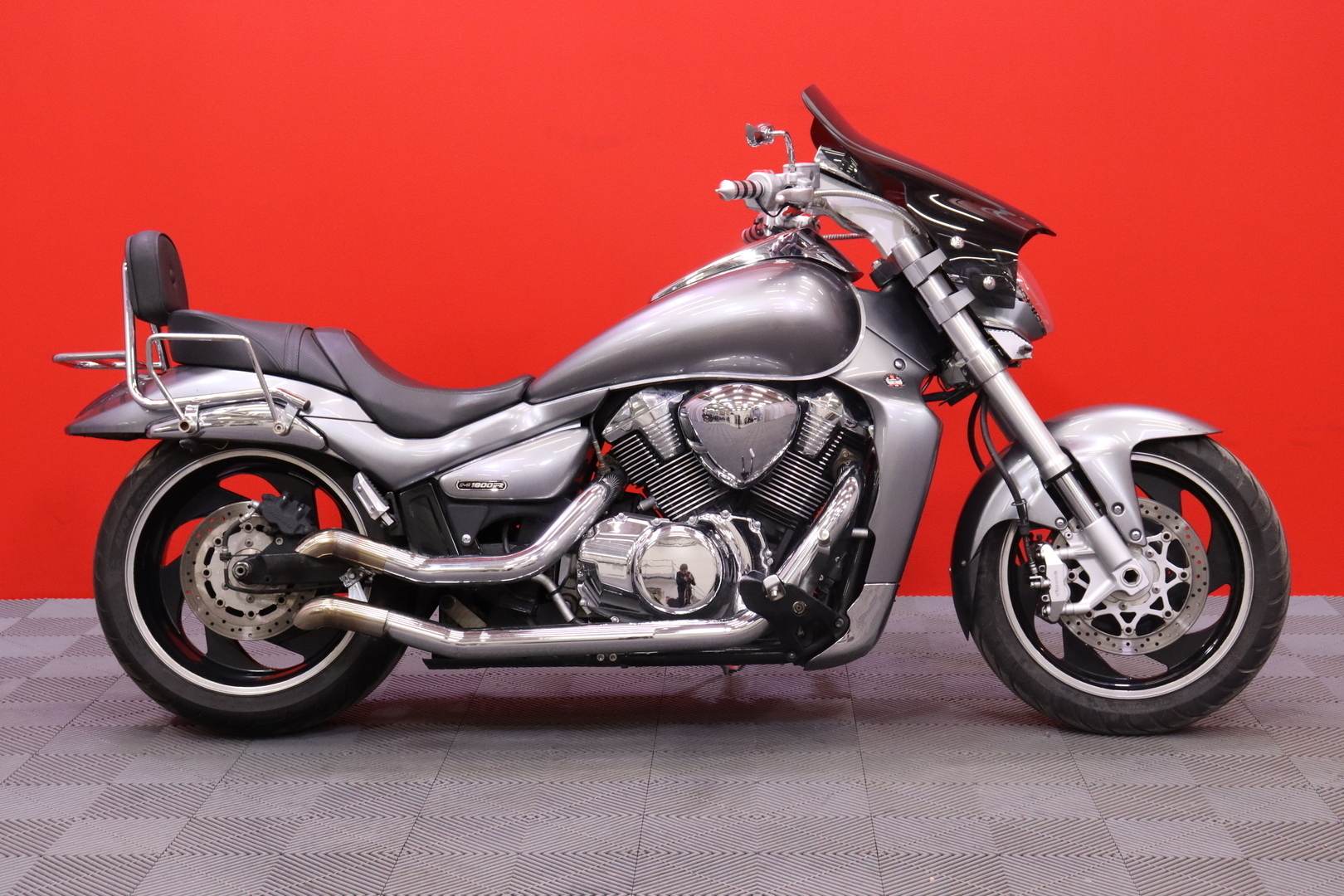 Suzuki - INTRUDER - M1800R // Suomi-Pyörä / Custom Sliparit / Sissybar // - Moottoripyörä
