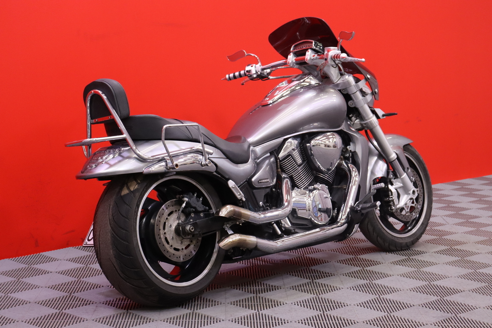 Suzuki - INTRUDER - M1800R // Suomi-Pyörä / Custom Sliparit / Sissybar // - Moottoripyörä