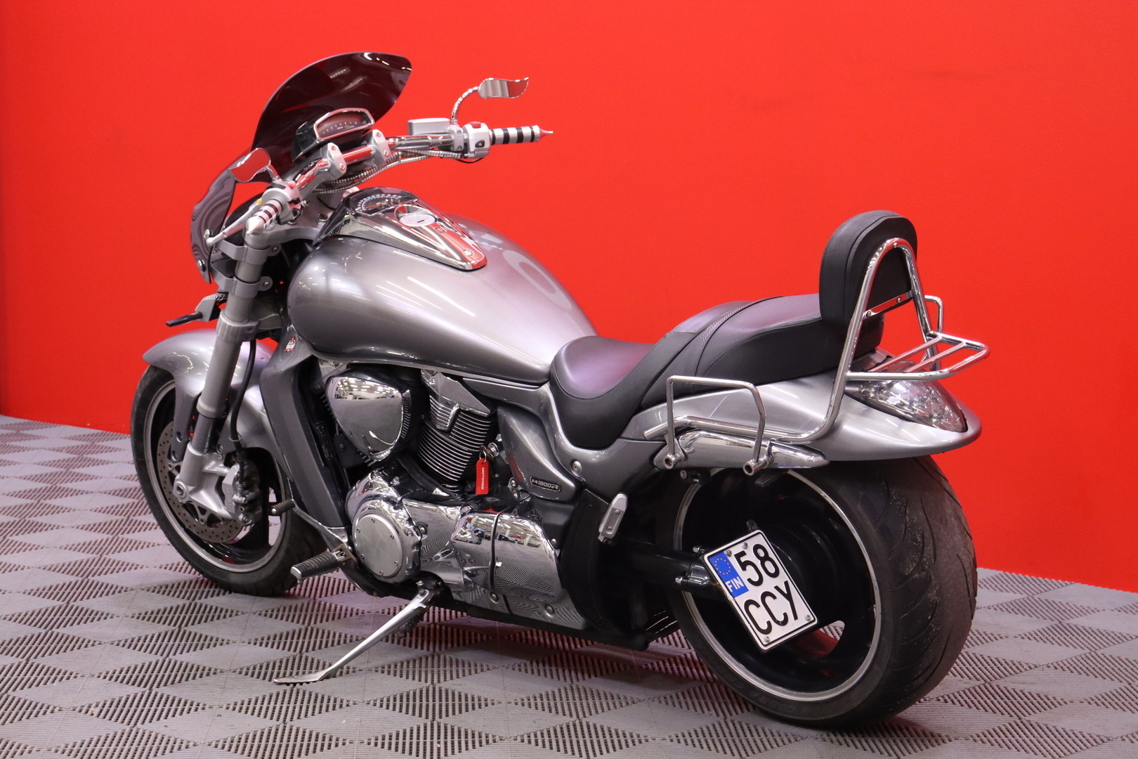 Suzuki - INTRUDER - M1800R // Suomi-Pyörä / Custom Sliparit / Sissybar // - Moottoripyörä
