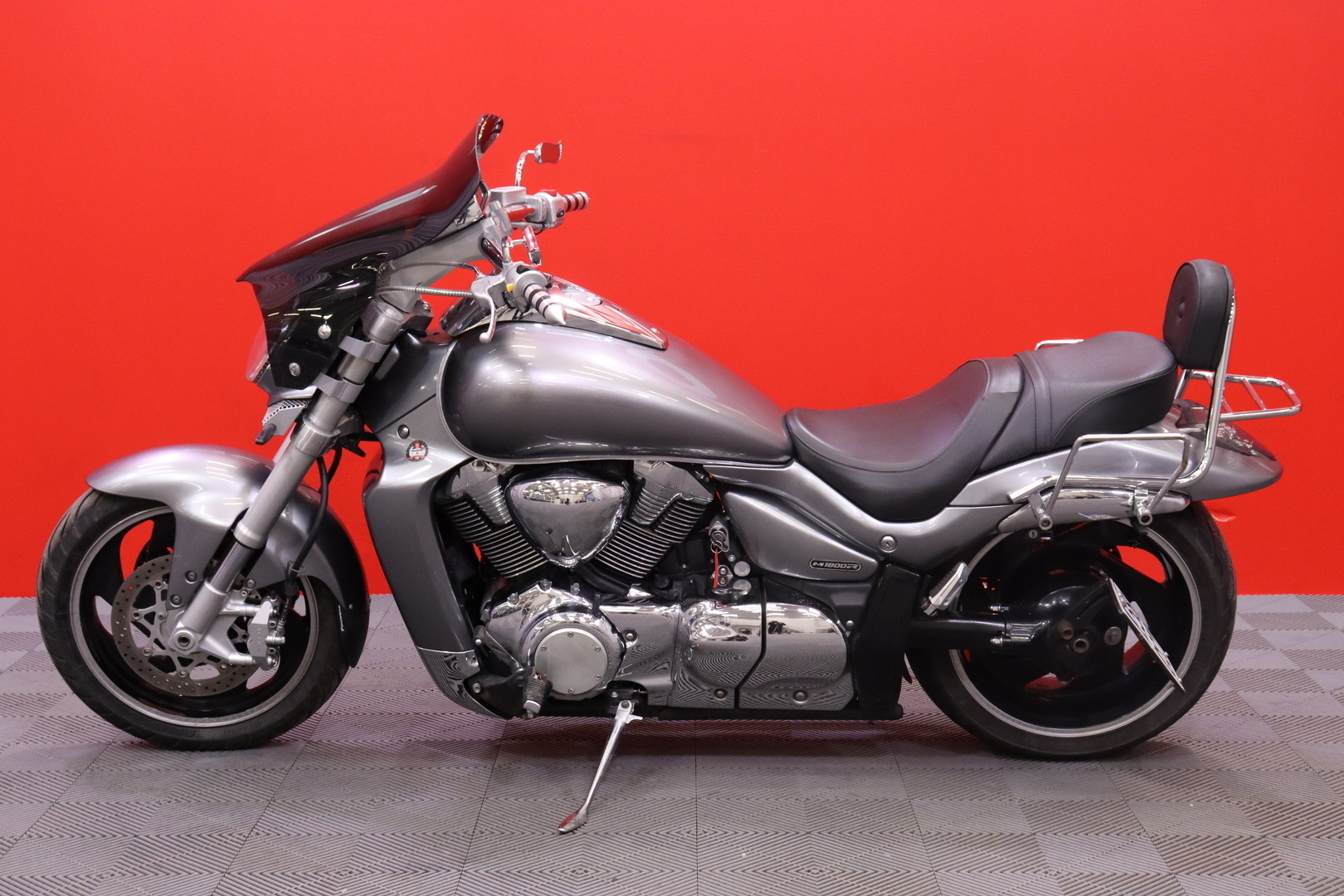 Suzuki - INTRUDER - M1800R // Suomi-Pyörä / Custom Sliparit / Sissybar // - Moottoripyörä