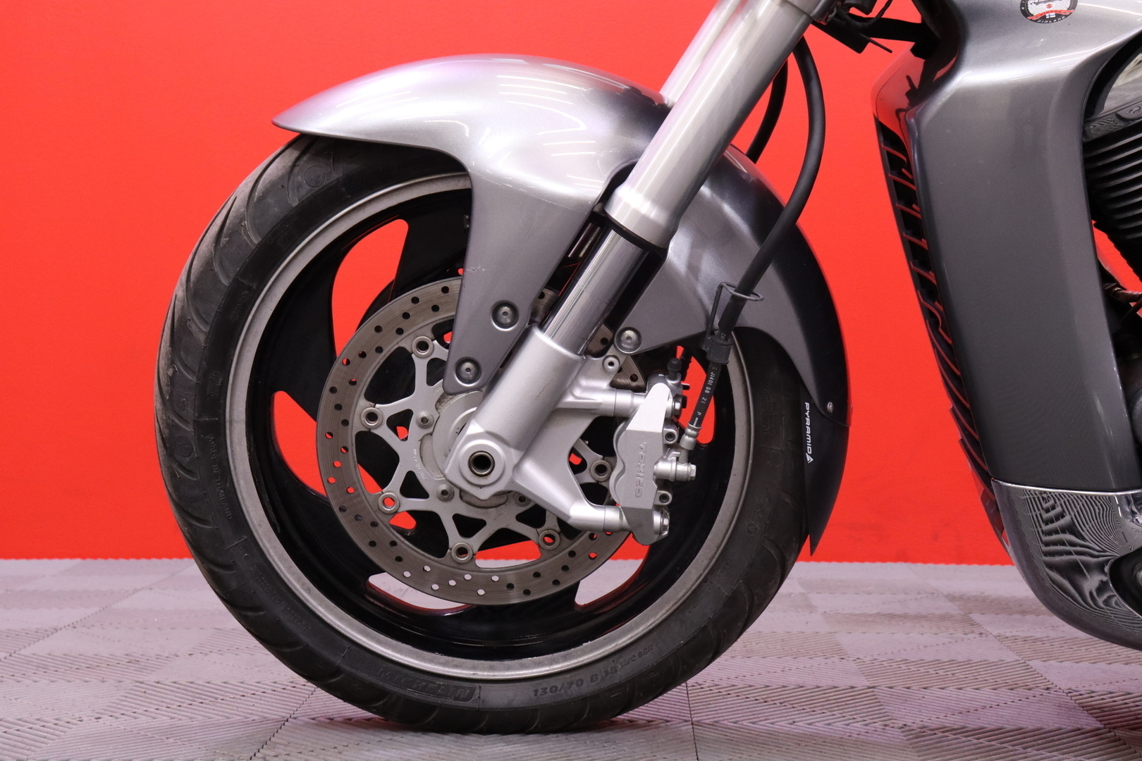 Suzuki - INTRUDER - M1800R // Suomi-Pyörä / Custom Sliparit / Sissybar // - Moottoripyörä