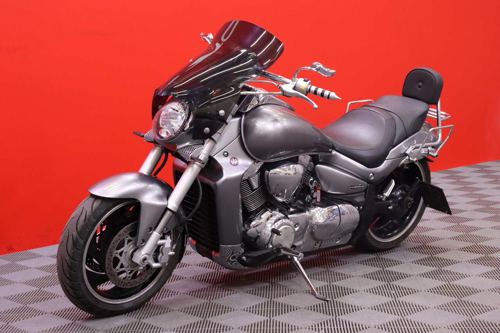Suzuki - INTRUDER - M1800R // Suomi-Pyörä / Custom Sliparit / Sissybar // - Moottoripyörä